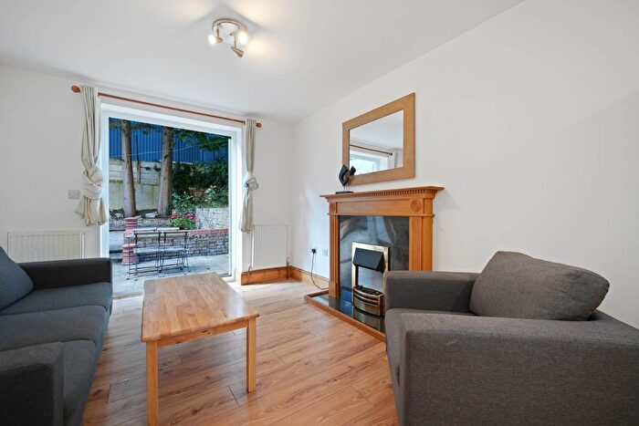 2 Bedroom Flat To Rent In Loftus Road, Shepherds Bush, London, W12