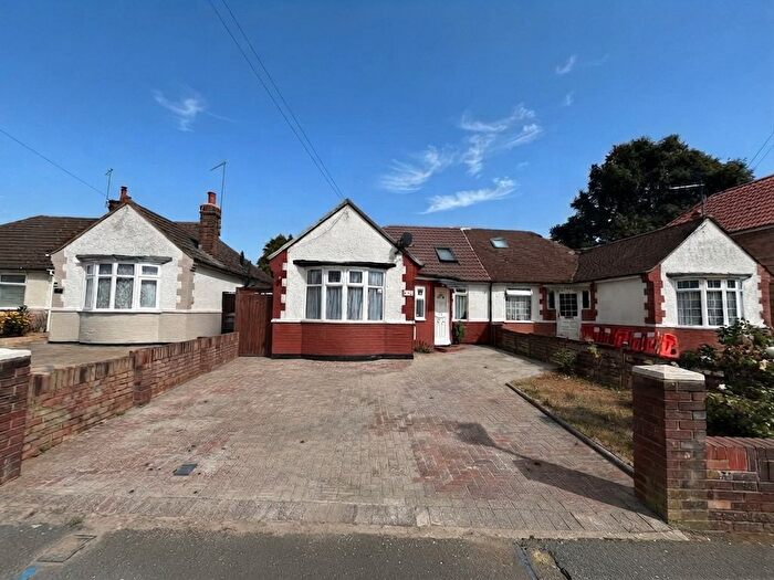 4 Bedroom Semi-Detached Bungalow For Sale In Hitchin Road, Luton, Bedfordshire, LU2