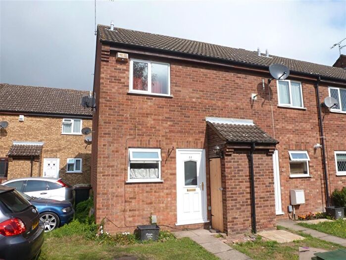 2 Bedroom Terraced House To Rent In Chiltern Gardens, Luton, LU4