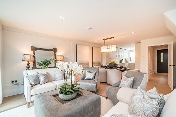 5 Bedroom Semi-Detached House To Rent In Bryanston Close, Southall, UB2