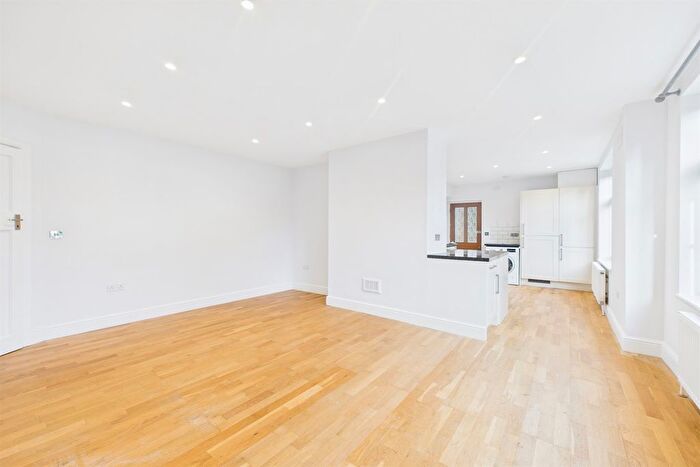 3 Bedroom Flat To Rent In Waverley House, Foxgrove Avenue, BR3