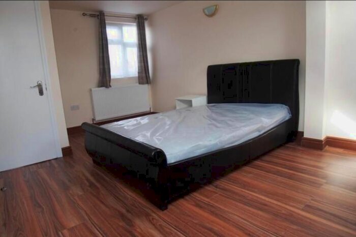 Studio To Rent In Lowden Road, London, N9