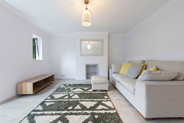 2 Bedroom Flat To Rent In Basing Way, London, N3