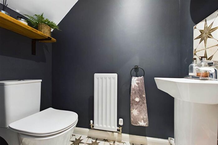 5 Bedroom Detached House For Sale In Linnet Road, Aspen Park, HP3
