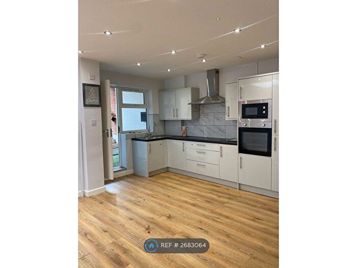 1 Bedroom Flat To Rent In Darkes Lane, Potters Bar, EN6