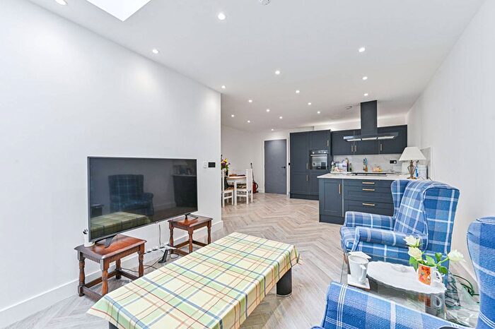 2 Bedroom Flat To Rent In Fairview Road, Norbury, London, SW16