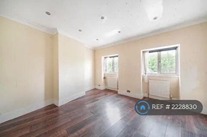 4 Bedroom Flat To Rent In Uxbridge Road, Stanmore, HA7