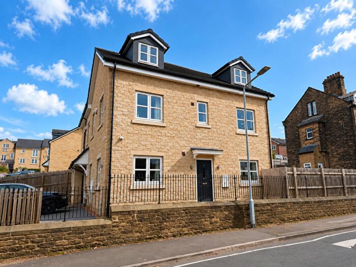 5 Bedroom Semi-Detached House For Sale In Hutton Hall Drive, Eccleshill, Bradford, BD2