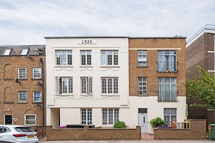 2 Bedroom Flat For Sale In White Horse Lane, Stepney, London, E1