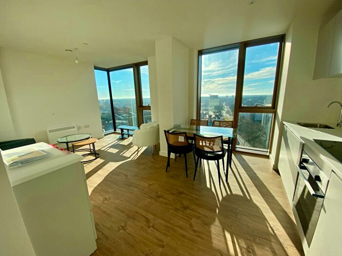 2 Bedroom Flat To Rent In South Central, Essex Street, B5