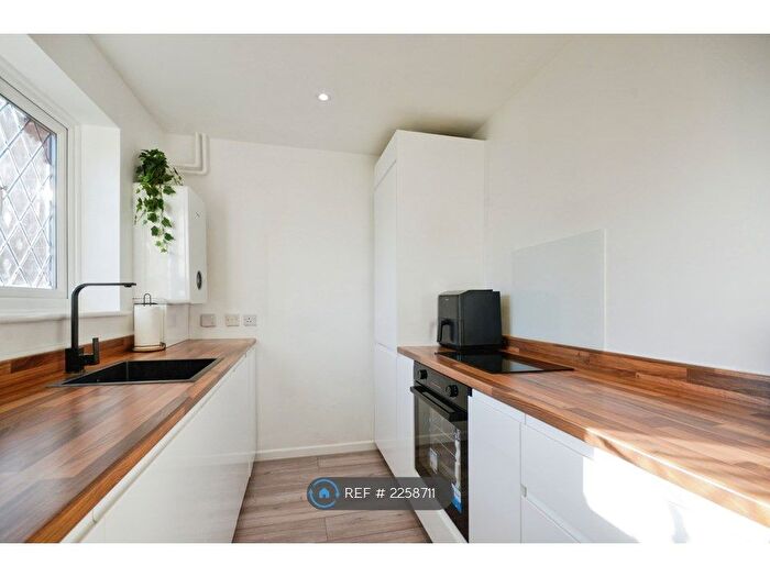 2 Bedroom End Of Terrace House To Rent In Albacore Avenue, Warsash, Southampton, SO31
