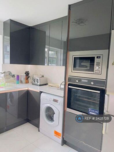 2 Bedroom Flat To Rent In Arborfield Close, Slough, SL1