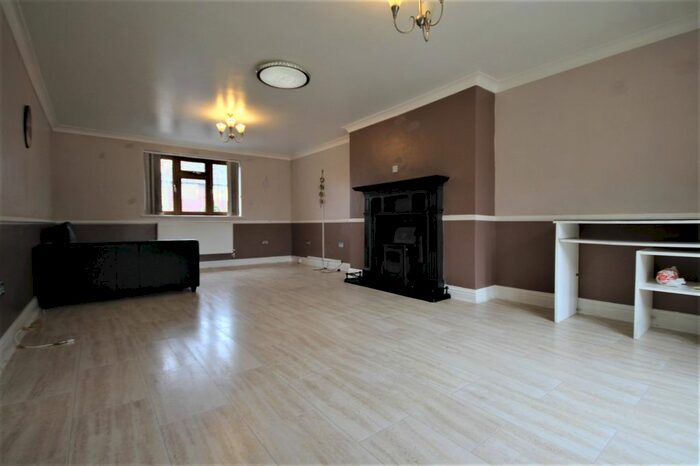 3 Bedroom Bungalow To Rent In Oak Way, Feltham, TW14