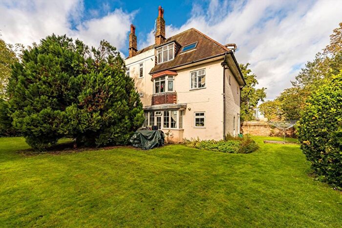 1 Bedroom Flat For Sale In Popes Avenue, Strawberry Hill, TW2