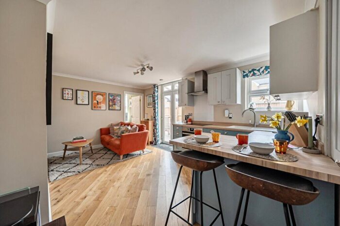 2 Bedroom End Of Terrace House For Sale In Fairfield West, Kingston Upon Thames, KT1