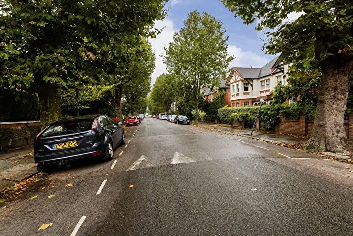 3 Bedroom Flat To Rent In Dartmouth Road, Mapesbury, London, NW2