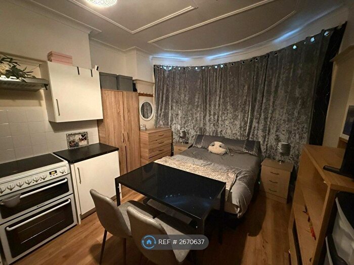 Studio To Rent In Berkshire Gardens, London, N13