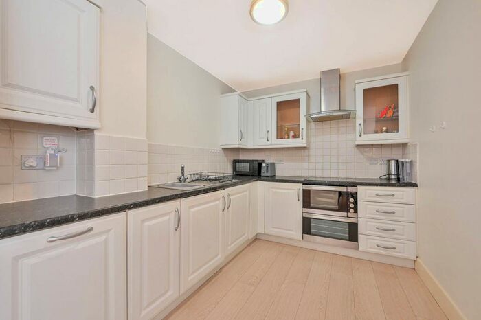 2 Bedroom Flat To Rent In London Road, Kingston, Kingston Upon Thames, KT2