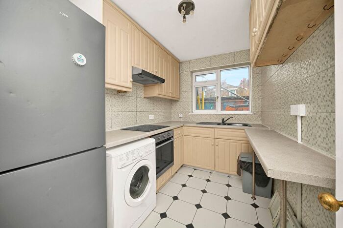 2 Bedroom Flat To Rent In Pemberton Court, Portelet Road, London, E1