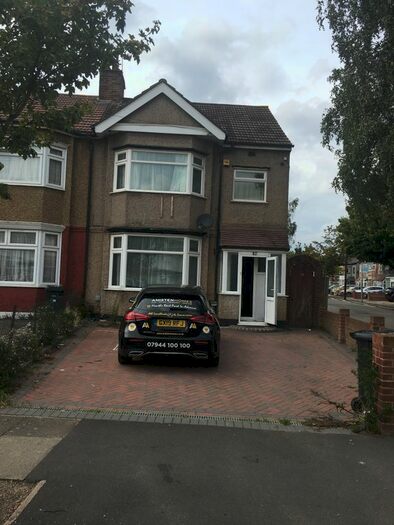 3 Bedroom End Of Terrace House To Rent In Ashurst Drive, Ilford, IG2