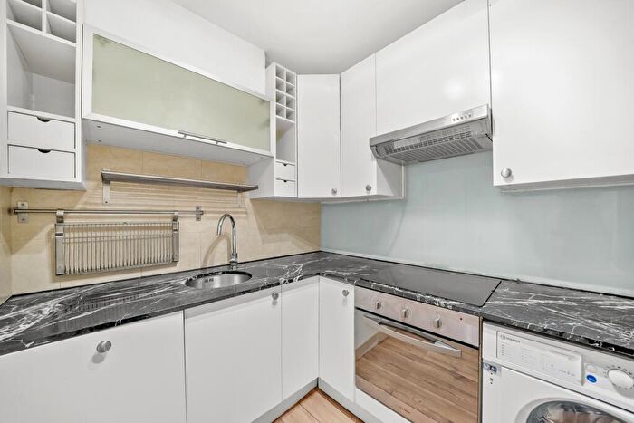 3 Bedroom Flat To Rent In Camden Road, Camden Town, NW1