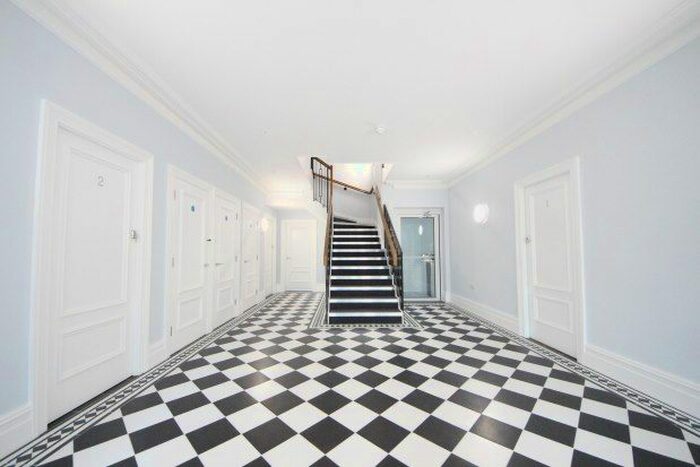 2 Bedroom Flat To Rent In Fairmile Lane, Cobham, KT11