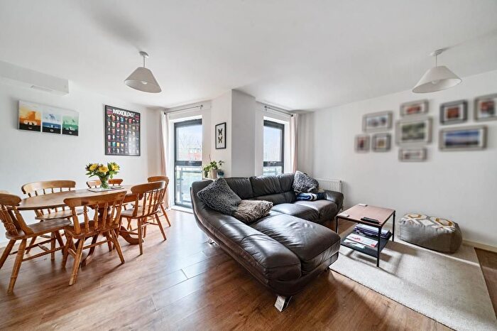 2 Bedroom Flat To Rent In Mount Lane, Bracknell, RG12