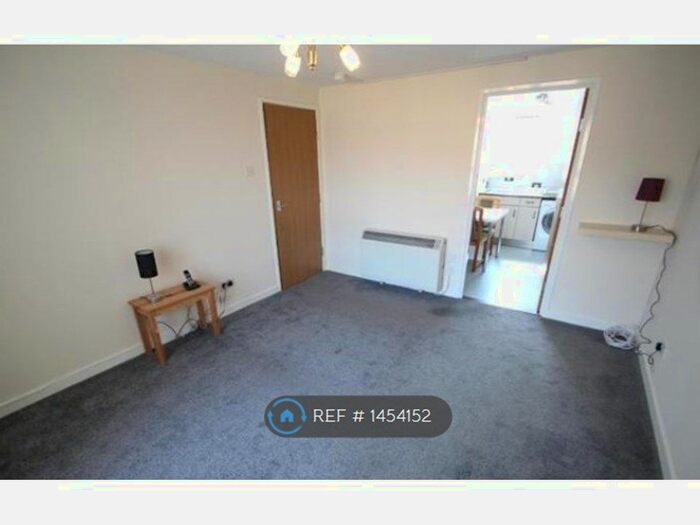 2 Bedroom Flat To Rent In Laighpark View, Paisley, PA3