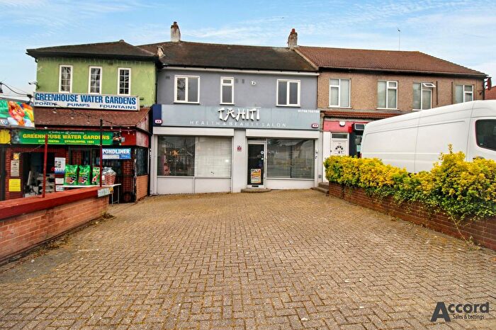 2 Bedroom Flat To Rent In Chase Cross Road, Romford, RM5