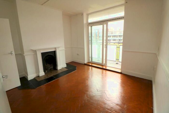2 Bedroom Flat To Rent In Angel Close, Edmonton, N18