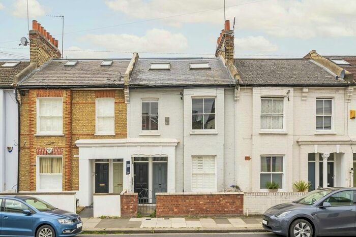 2 Bedroom Flat To Rent In Broughton Road, London, SW6