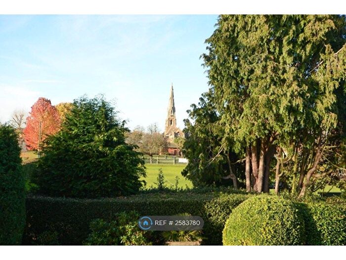 2 Bedroom Flat To Rent In Parkside Court, Weybridge, KT13