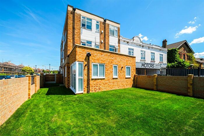 2 Bedroom Flat To Rent In Frances Court, Chingford Mount Road, E4