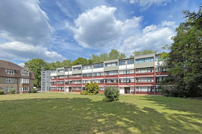 3 Bedroom Flat For Sale In Kingston Road, Ewell Village, Surrey, KT17
