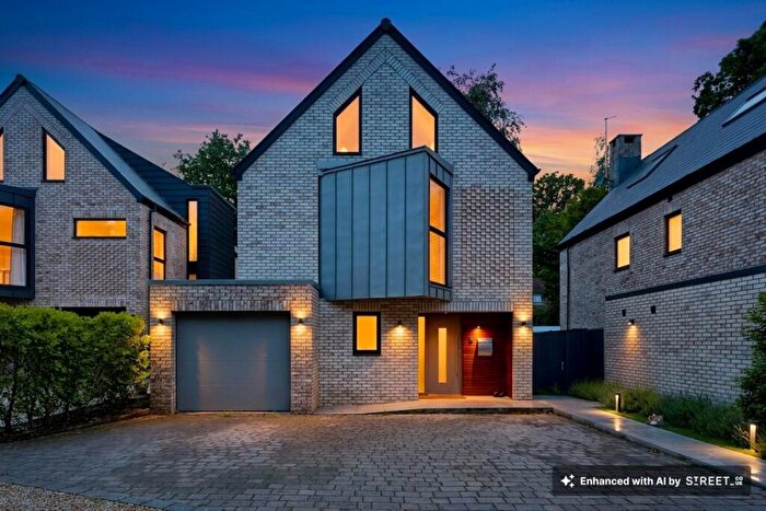 4 Bedroom Detached House For Sale In Lakeview, Crawley, RH10