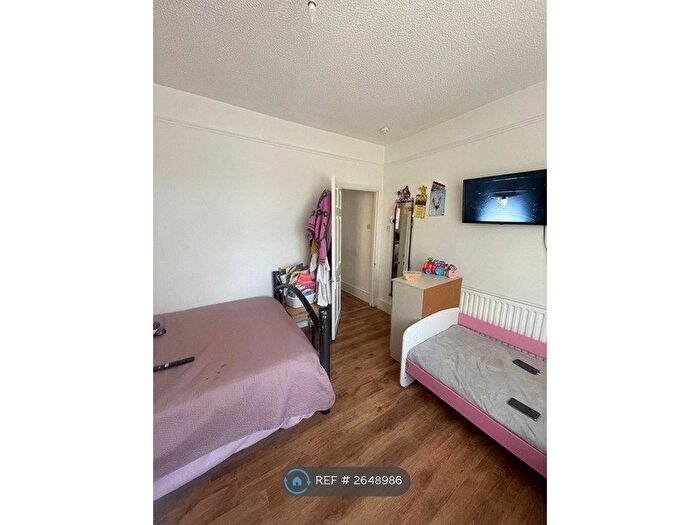 Studio To Rent In Green Lanes, London, N13
