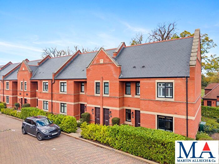 2 Bedroom Maisonette For Sale In Marlborough Drive, Bushey, WD23