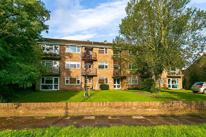 2 Bedroom Flat To Rent In Hampton Road, Teddington, TW11