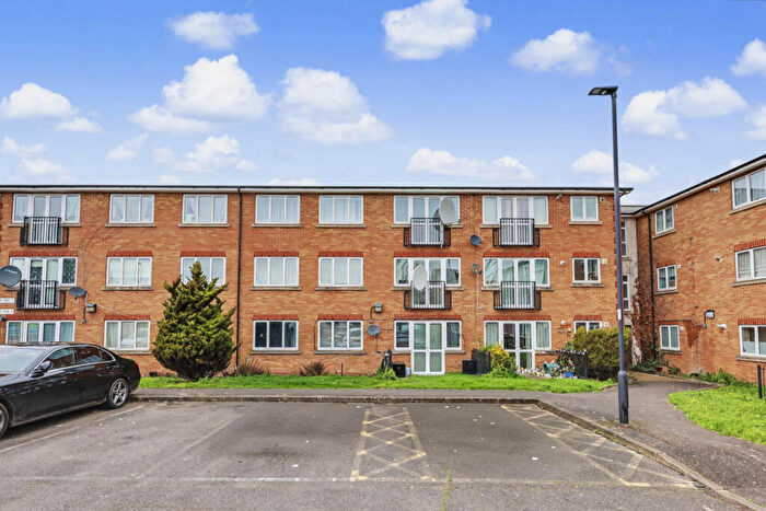 2 Bedroom Flat For Sale In Bullsmoor Way, Waltham Cross, EN8