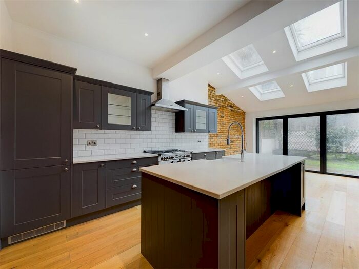 2 Bedroom Flat To Rent In Cavendish Road, Clapham, London, SW12