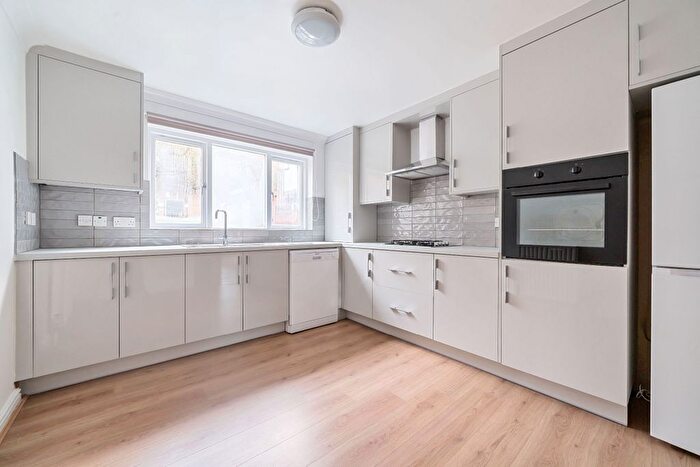 2 Bedroom Flat To Rent In Regency Crescent, London, NW4