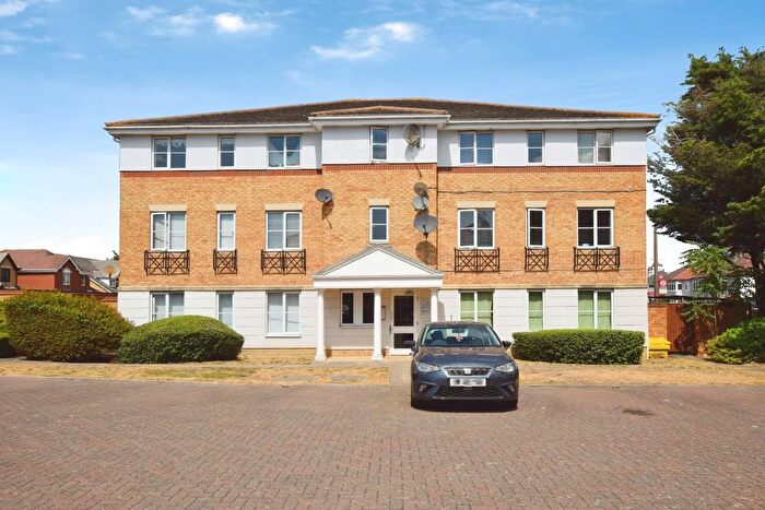 2 Bedroom Flat To Rent In Bancroft Chase, Hornchurch, RM12