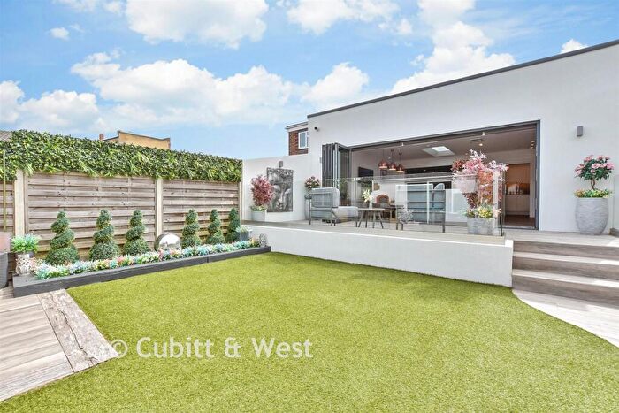 3 Bedroom Chalet For Sale In Sutton Common Road, Sutton, Surrey, SM3