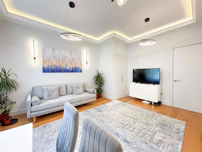 1 Bedroom Flat To Rent In Porchester Square, London, W2