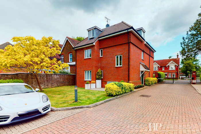 2 Bedroom Ground Flat To Rent In Argyll Court, Southgate, RH11