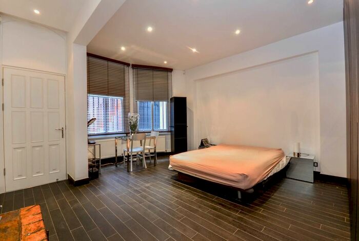 Studio To Rent In Kensington Court, Kensington, London, W8