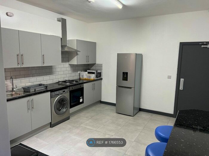 5 Bedroom Terraced House To Rent In Wincombe Street, Manchester, M14