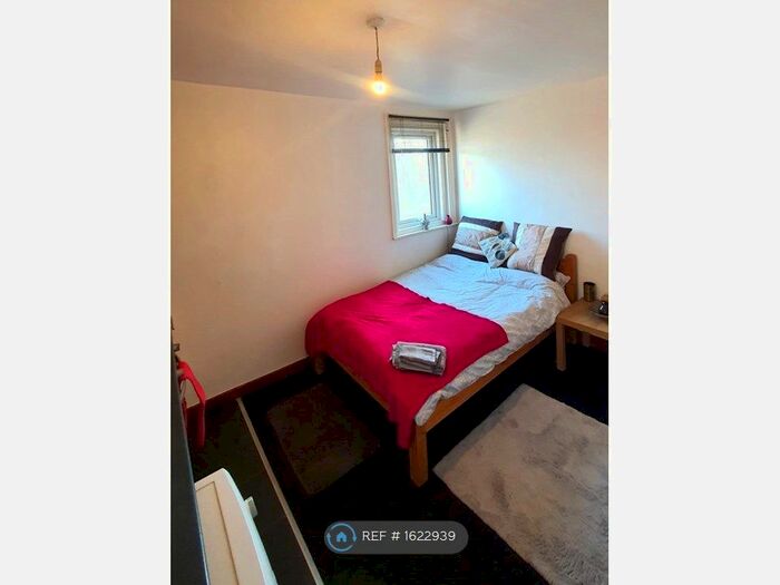 Studio To Rent In Thornbury Avenue, Southampton, SO15