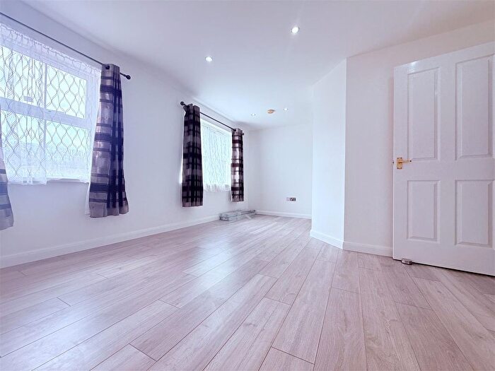 2 Bedroom Flat To Rent In Old Park Mews, Hounslow, TW5