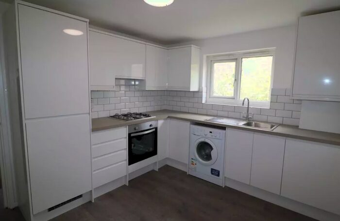 3 Bedroom Flat To Rent In Springhill Close, London, SE5